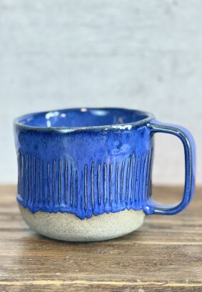 Rzeźbiony kubek ceramiczny chabrowy